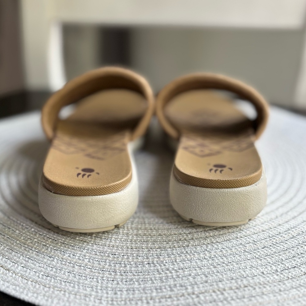 BearPaw Tan Woven Slide Sandals NWT - Picture 8 of 11
